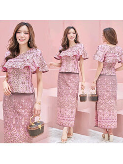 kudapy ชุดเซ็ทผ้าฝ้ายทอลายแพรวาสีชมพู เสื้อทรงสั้นเอวระบาน แต่งดีเทลรอบอกเป็นจีบสวยดูดี ออกงานเรียบร้อยมากๆ