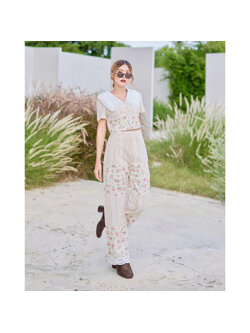 kudapy ชุดเซตเสื้อครอป+กางเกงขายาว พื้นสีขาวพิลพ์ลายผ้าลูกไม้และผ้าปักลายดอกไม้ งานซิปหลัง