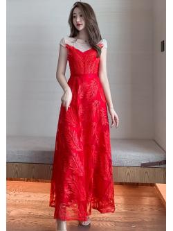 ชุดราตรีสีแดง แขนสั้น ผ้าลูกไม้ปักลายใบไม้ แต่งดิ้นเล็กๆๆสีแดง