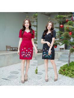 kudapy เดรสสั้นสีแดง/สีดำ เดรสสั้นคอวีเว้าอกกระโปรงปักดอกไม้