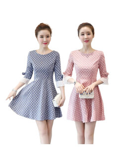 kudapy เดรสสั้นลายจุดสีชมพู /สีน้ำเงินกรมท่า เดรสคอกลมทรงเข้ารูป แต่งปลายแขนระบาย เย็บโบว์ติดตรงแขน มีซิปซ่อนด้านหลัง ผ้าค่อนข้างแข็ง
