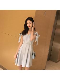 ชุดเดรสผ้าโพลีเอสเตอร์สีฟ้า ดีไซน์น่ารัก เดรสสายเดี่ยว เปิดไหล่ มีสายผ้าให้ผูกเป็นโบว์ที่ต้นแขน