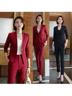 kudapy ชุดสูททำงานผู้หญิงสีดำ/สีแดง ไม่มีปกพร้อมกางเกง จุดเด่นของชุดนี้อยู่ที่การออกแบบตัวเสื้อเป็นเสื้อสูทแบบไม่มีปกดูเรียบหรู