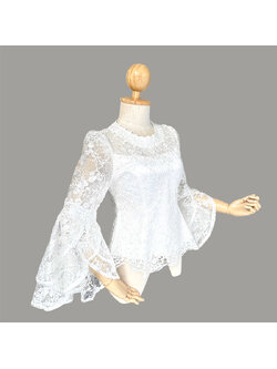 kudapy เสื้อลูกไม้ใยบวบปักเลื่อมสีขาว เกรดพรีเมี่ยม แขนยาวแต่งระบาย มีซับในสองชั้นและผ้าใยสังเคราะห์เสริมช่วงบนอกและแขน มีฟองน้ำที่อก ซิปหลัง