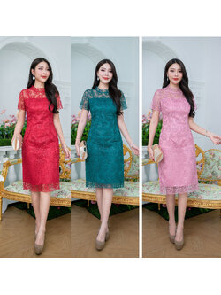 kudapy เดรสสั้นสีชมพูกลีบบัว/สีเขียวเข้ม/สีแดง ลูกไม้ใยบวบลายกุหลาบดอกเล็ก แต่งเลื่อมเข้ากับโทนสีของชุด มีซับในมีดีเทลซีทรูโชว์ช่วงอ