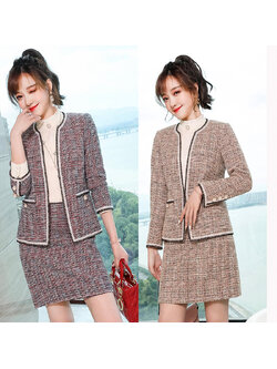 kudapy ชุดสูททำงานผ้าทวีตสีแดง/สีชมูพเบจ พร้อมกระโปรงเข้าชุด จุดเด่นของชุดนี้คือการแต่งลายผ้าทวีตเพิ่มความสวยงาม