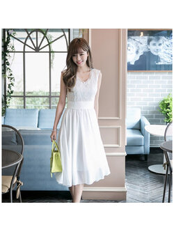 kudapy เดรสสั้นสีขาว แขนกุด ชุดด้านบนแต่งลูกไม้ ด้านล่างเป็นผ้าชีฟอง มีซิปด้านข้าง มีซับใน ใส่ได้ทุกโอกาส