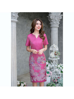 kudapy เดรสสั้นสีชมพูบานเย็น นี้เป็นผ้า Jacquard ลายสวยเนื้อผ้าทอลายผสมดิ้นเงิน งานจริงผ้าดูสวย ช่วงดอกไม้จะเป็นสีเงิน และช่วงสีพื้นก็จะมีลายจุดสีเงินเล็กๆ