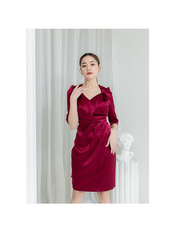 kudapy ดรสสั้นสีแดง แต่งจีบด้านหน้า ออกงานลุคสุภาพ แนะนำรุ่นนี้เลยค่ะ สวยหรู ดูดีมาก ใช้ผ้าเงา ดีเทลสวยทั้งตัว ใส่คนเดียวก็ปัง ใส่เป็นแก๊งก็เริ่ด