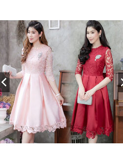 kudapy เดรสลูกไม้สีชมพู/แดงไวน์ ตัวเสื้อเป็นลูกไม้แขนสามส่วน กระโปรงจับจีบระบายบาน แต่งชายลูกไม้สวยๆ พร้อมแถมเข็มกลัดโบว์ติดด้านหลัง