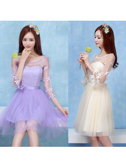 kudapy ชุดราตรีสั้นไปงานแต่ง สีเบจ/สีม่วง แขนสามส่วน ช่วงบนแต่งผ้าซีทรูประดับด้วยดอกไม้เก๋ๆ เอวสม็อคหลัง มีผ้าผูกเอวแต่งโบว์สวยงาม