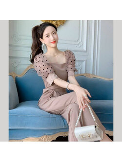 kudapy จั้มสูทสวยหรูสไตล์เกาหลีน้ำตาลพิมพ์ลายจุด เนื้อผ้าเรียบหรูสัมผัสนุ่มโทนนุ่มสวยใส่สบายผิวค่ะ มาทรงแขนตุ๊กตา ดีเทลเก๋ ทรงกางเกงขากระบอก