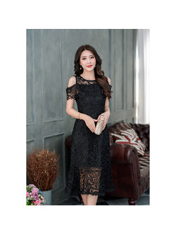 kudapy เดรสสั้นสีดำ ลูกไม้เงาทอลายสวยคัดเกรดผ้าเนื้อดี เปิดไหล่ และแต่งระบายรอบอก ชายกระโปรงแต่งหางปลาระบาย