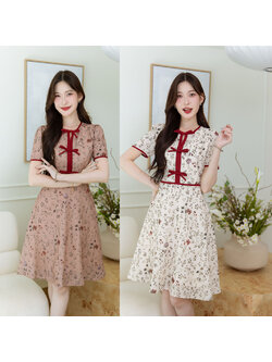 kudapy เดรสผ้าชีฟองพิมพ์ลายดอก ผ้าอัดกาว ดีเทลแต่งโบว์ช่วงอกตัดขอบสีแดง