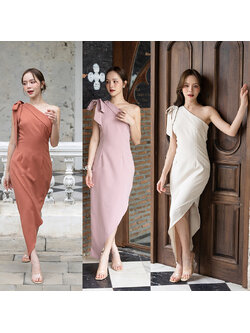 kudapy เดรสยาวสีชมพู/สีครีม/สีน้ำตาลอมส้ม ช่วงบนเป็นแบบปาดไหล่ข้างเดียวแต่งผ้าพับอก มีสายผูกโบว์ที่ไหล่ด้านขวาเพิ่มความหวาน เป็นกระโปรงทรงสอบ กระโปรงชายเฉียงเพิ่มความสวยชิค