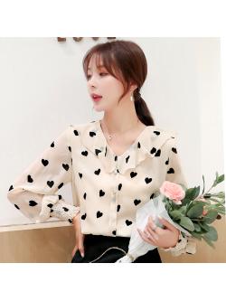 kudapy เสื้อสีครีมลายหัวใจสีดำ ผ้าชีฟองเนื้อดี แขนยาว ปลายแขนเสื้อจั๊ม แต่งกระดุมมุกหลอกสวยที่หน้าอกเสื้อ M