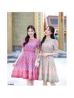kudapy เดรสสีเขียว/สีชมพู เดรสทรงบานลายไทยแต่งคอหยดน้ำ