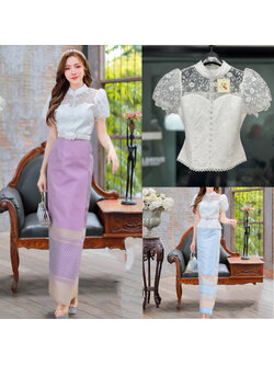 kudapy เสื้อลูกไม้สีขาวคอจีน +ผ้าถุงทอลายสีฟ้า สีม่วง แต่งกระดุมหน้า แขนสั้นจั้มปลาย ทรงเข้ารูปทช่วงเอว น่ารักมาก