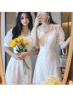 kudapy เดรสยาวสีขาว งานปัก+ซับในสายเดี่ยวแยกชิ้น ใช้ผ้าเนื้อดีปักลายดอกไม้ แต่งเกสรด้วยไหมดิ้นทอง ช่วงเอวแต่งประดับกระดุมเงิน