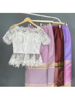 kudapy ชุดคุณแต้วใส่ ชุดไทยประยุกต์ เสื้อลูกไม้สีขาว+ผ้าถุงทอลายสีขาว สีแดง สีม่วง สีชมพู คอปาด แขนสามส่วน ทรงหรูมาก มีซิปซ่อนหลัง แมทช์กับผ้าถุงสำเร็จรูป