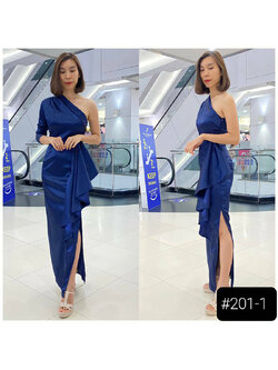 kudapy เดรสยาวสีน้ำเงิน ปาดไหล่ แต่งจีบตรงข้างเอว ใส่ออกงานสวยดูดี