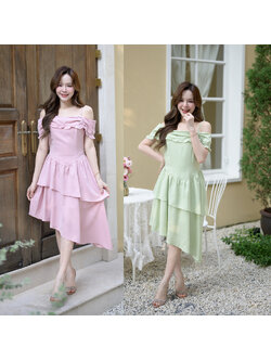 kudapy เดรสสายเดี่ยวเปิดไหล่ที่ออกแบบมาเพื่อเติมความละมุน ช่วงเสื้อมีดีเทลจับเดรปช่วงอก แต่งระบาย