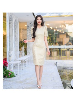 kudapy เดรสสั้นสีเหลืองทอง ผ้าทอ ลายพิกุล ดิ้นทองอ่อน เนื้อผ้าไหม Jacguard หนากำลังดี ไม่คัน ไม่ร้อน ดีไซน์คอวี แขนเสื้อทรงพุ่ม