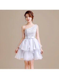 kudapy เดรสสั้นสีเทา แบบไหล่เฉียง แต่งอกลูกไม้เพิ่มโบว์ช่วงเอว เปรี้ยวหวาน กระโปรงผ้าแก้ว