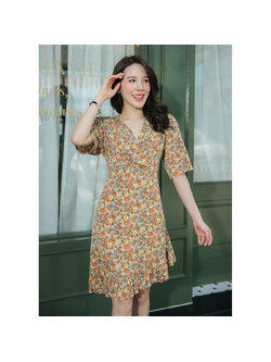 kudapy เดรสสั้นลายดอกไม้สีสดใสบนพื้นสีชมพูพิมพ์ลาย เดรสเป็นทรงป้ายอก