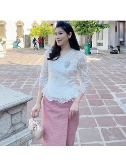 kudapy เสื้อลูกไม้สีขาว ผ้าลูกไม้ใยบวบทอปักเลื่อมทั้งตัว คอวี ซิปหลัง ทรงสวยลายดอกทอแน่น สวมใส่ออกงาน ใส่ทำบุญ**เฉพาะเสื้อ**