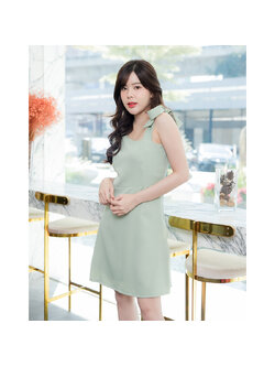 kudapy เดรสสั้นสีเขียวเป็นแบบคอปาดเฉียงไหล่เดียว แต่ใส่ง่ายมากเพราะทำสายอีกข้างเป็นโบว์ผูกไหล่