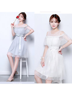 kudapy เดรสราตรีออกงานสีเทา๑/สีขาว ซีทรูคลุมแขนเปิดไหล่เหมือนแบบ 2 ข้าง เอวคาดด้วยผ้าริ้บบิ้น ด้านหลังลำตัวเป็นสม๊อก ยืดหยุ่นได้ดี