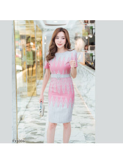 kudapy เดรสสั้นผ้าไทยคอกลมแขนสั้นสีชมพู พิมพ์ลายไทย เก็บเอวเข้ารูปทรงเอใส่ทำงาน