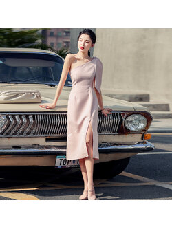 kudapy เดรสสั้นใส่ออกงานสีชมพูตุ่นไหล่เฉียงข้าง เดรสไหล่เดี่ยวทรงสวย ผ่าหน้าโชว์เซ็กซี่เล็กๆ งานซับใน ซิบหลังอย่างดีค่ะ