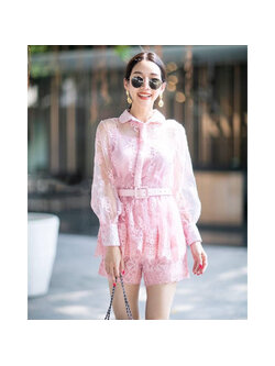 kudapy set ขาสั้นสีชมพู ประกอบร่างรอบกันมาทั้งหมด 4 ชิ้นนะคะ เสื้อตัวนอก เสื้อตัวใน กางเกง และเข็มขัด งานสวยมาก ลูกไม้แน่นนๆ