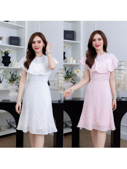 kudapy เดรสสั้นสีชมพู/สีขาว ผ้าลูกไม้ มีเทคเจอร์ ยืดหยุ่นได้ ดีเทลระบายช่วงอก แต่งลูกไม้รอบคอ ช่วงกระโปรงระบายหางปลาสวยแบบพอดี