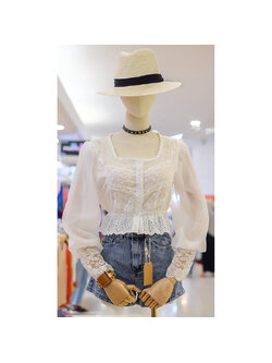 kudapy เสื้อลูกไม้ปักฉลุสีขาว แขนซีทรูบอลลูน ปลายแขนลูกไม้ กระดุมผ่าหน้า