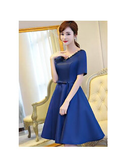 kudapy ชุดเดรสออกงานสีน้ำเงิน ดีไซน์คอวี แขนสั้น แต่งรอบคอเสื้อด้วยผ้าถักโครเชต์ลายใบไม้