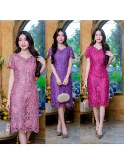 kudapy เดรสสั้นสีชมพูบานเย็น/สีชมพูกะปิ/สีม่วง ลูกไม้เงาทั้งชุด คอวี แขนสั้นเต่อ เป็นทรงใส่ง่าย รอบคอตกแต่งดอกไม้รอบคอสวย