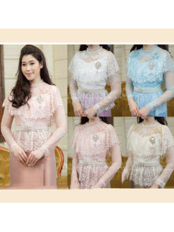 kudapy เสื้อลูกไม้เนื้อนิ่มสีขาว/ชมพู/ครีมทอง/ฟ้า แขนยาว คอปิด ระบายรอบไหล่เย็บแต่งดอกไม้สามมิติช่วงไหล่ด้านหน้า เอวระบายบาน ผ้าลูกไม้นิ่มยืดหยุ่นเนื้อเงา