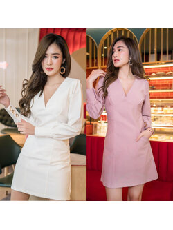 kudapy เดรสสั้นทรงเอคอวีแขนเเต่งกระดุมทองสีขาว/สีชมพู ซิปหลัง แขนยาวผ่าข้าง กระเป๋าข้างใช้งานได้จริง เรียบแต่ดูเเพง น่ารักมาก ผ้ายืดหนา ยืดหยุ่นตามสัดส่วน