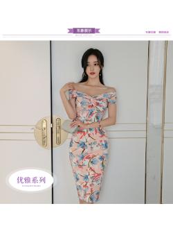 ชุดเดรสออกงานผ้าลายดอกไม้โทนสีชมพู พิมพ์ลายดอกไม้สีฟ้าและขาว