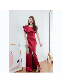 เดรสออกงานยาวสีแดงไวท์ ไหล่เฉียงแต่งระบาย