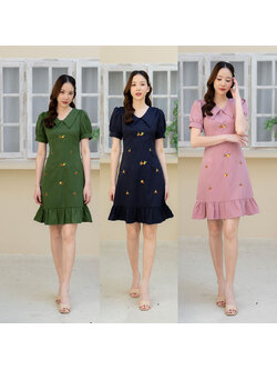 kudapy เดรสสั้นสีชมพู/สีน้ำเงิน/สีเขียว งานคอปก ปักลายดอกไม้ ปลายกระโปรงอัดพลีท