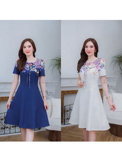 kudapy เดรสสั้นสีกรม/สีครีม พิมพ์ลาย ทรงเรียบ ใส่สบาย เก็บทรงช่วงเอว เล่นลายเชิงช่วงไหล่และแขน เป็นซิปหลังมีซับใน