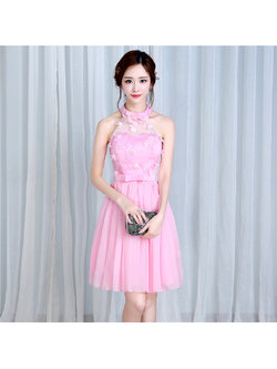 kudapy ชุดราตรีสั้นสีชมพู มีสายคล้องคอ แต่งดอกไม้ เป็นผ้าซาตินทั้งชุด