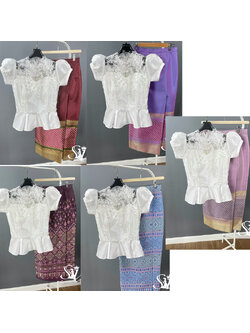 kudapy เสื้อลูกไม้แขนตุ๊กตา แต่งชายระบาย ซับในด้วยผ้าไหมอัดกาว ซิปซ่อนหลัง แมทช์ผ้าถุง สำเร็จรูป