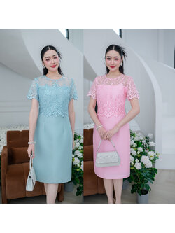kudapy เดรสสั้นสีชมพู/สีฟ้า ผ้าไหม รุ่นแขนสั้น ช่วงเสื้อเป็นงานผ้าลูกไม้ปักลายดอกไม้ไทยกนก แต่งเลื่อมด้วยโทนสีอ่อนละมุน