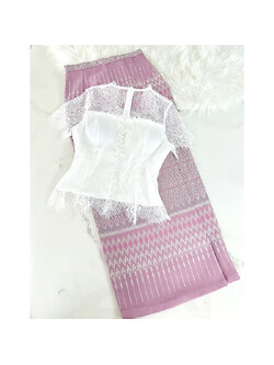 kudapy เสื้อลูกไม้คอหยักสีขาว+ผ้าถุงสีชมพู ผ้าไหมฝรั่งเศส เนื้อนิ่ม เสริมฟองน้ำที่อก มีซับใน 2 ชั้น อย่างดี มีซิปซ่อนหลัง ทรงสวยเข้ารูป