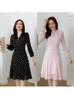 kudapy เดรสสั้นสีชมพู/สีดำ ลายดอกดอก แขนชีฟอง ตัวเนื้อผ้านิ่มลื่น พริ้วๆ ใส่ง่ายๆ ดีไซน์สวย มีดีเทลคอวีจับจีบ แต่งกระดุม กระโปรงระบายหางปลา